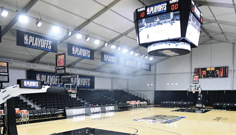 Cancha de baloncesto de la Euroliga preparada para un partido eliminatorio de playoffs