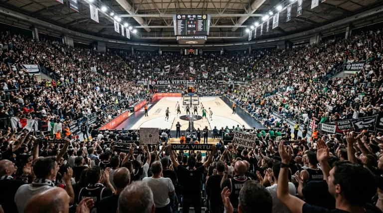 Gradas abarrotadas de un pabellón de baloncesto europeo durante un partido de Euroliga