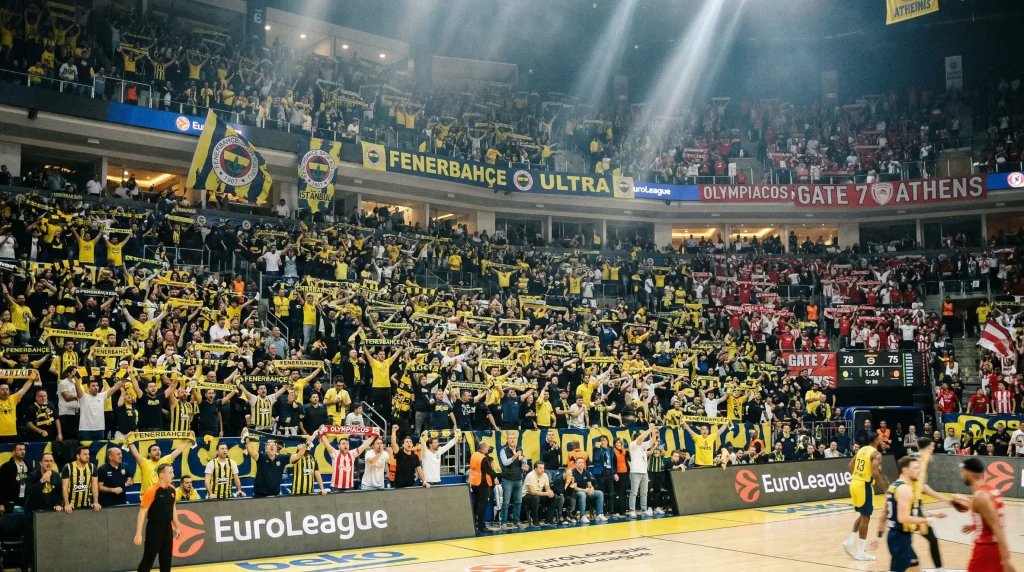 Gradas llenas de aficionados en un pabellón de baloncesto de la Euroliga con ambiente intenso