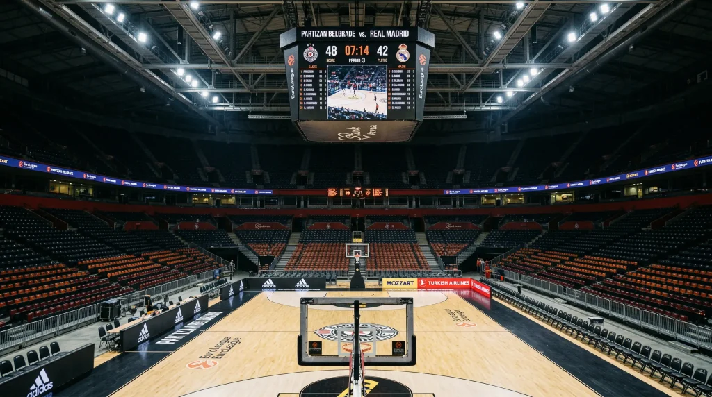 Vista del parqué de un pabellón de Euroliga con las canastas y el videomarcador al fondo